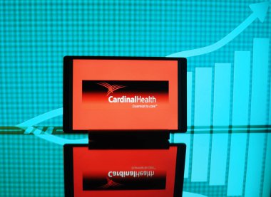Bavyera, Almanya - 14 Şubat 2024: Bu resimde, Kardinal Health, Inc. logosu bir tablette sergilenmektedir
