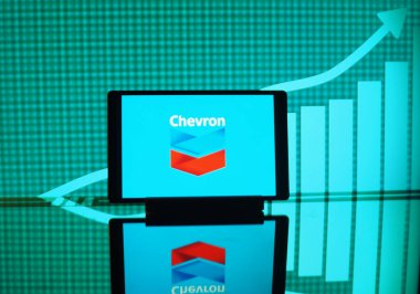 Bavyera, Almanya - 14 Şubat 2024: Bu resimde Chevron Corporation logosu bir tablette sergilenmektedir