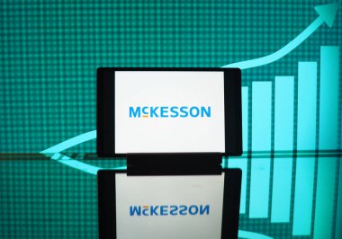Bavyera, Almanya -14 Şubat 2024: Bu fotoğraf illüstrasyonunda, McKesson Corporation logosu bir tablette sergilenmektedir