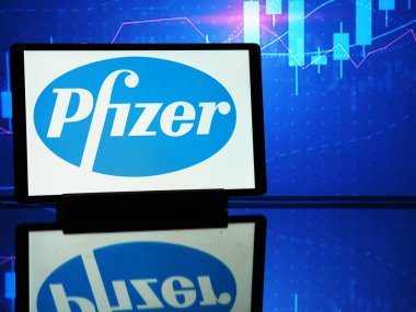 Almanya - 16 Şubat 2024: Bu resimde, Pfizer, Inc. logosu bir tablette sergilenmektedir
