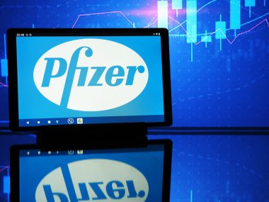 Almanya - 16 Şubat 2024: Bu resimde, Pfizer, Inc. logosu bir tablette sergilenmektedir