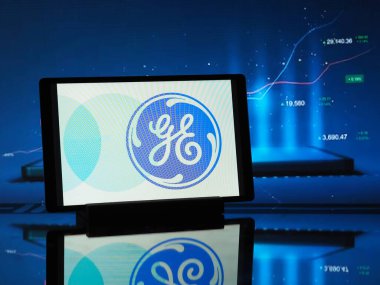 Bavyera, Almanya - 17 Şubat 2024: Bu resimde, General Electric Company logosu bir tablette sergilenmektedir