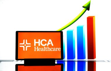 Almanya - 20 Şubat 2024: Bu fotoğraf illüstrasyonunda, ABD Hastane Kurumu (HCA Sağlık Hizmetleri) logosu bir tablette sergileniyor