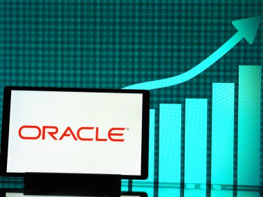 Almanya - 4 Mart 2024: Bu resimde, Oracle Corporation logosu bir tablette sergilenmektedir