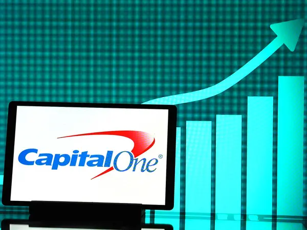 2024年3月4日 在这张图片中 可以看到Capital One Financial Corporation标志在平板电脑上显示 — 图库照片