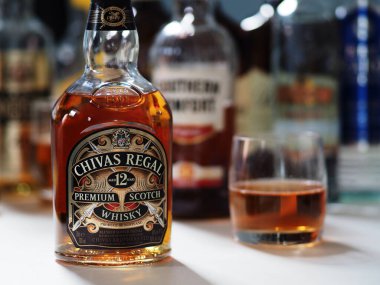 Almanya - 6 Mart 2024: Bu resimde, bir şişe Chivas Regal Viskisi