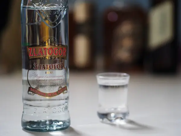 Alemania Marzo 2024 Esta Foto Ilustración Botella Vodka Ucraniano Zlatogor Imágenes de stock libres de derechos
