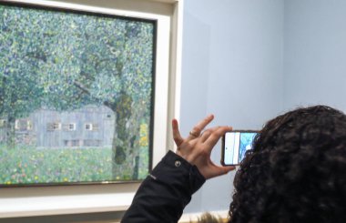 Viyana, Avusturya - 25 Şubat 2024: Belvedere Müzesi. Ziyaretçiler, Yukarı Avusturya 'daki Gustav Klimt' in 1911 tarihli resimlerine bakıyorlar.