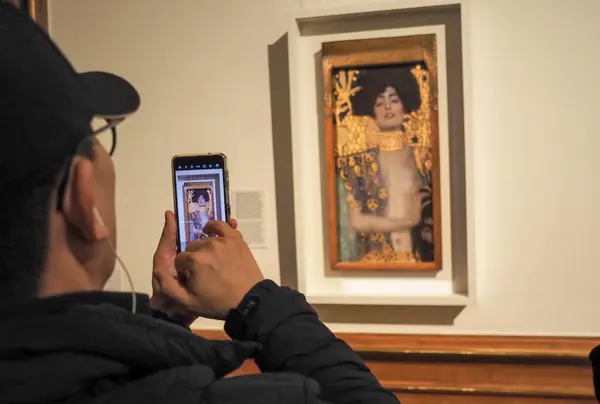 奥地利维也纳 2024年2月25日 贝尔韦代雷博物馆 游客观看古斯塔夫 克里姆特 朱迪思的绘画 免版税图库图片