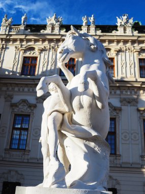 Viyana, Avusturya - 25 Şubat 2024: Yukarı Belvedere 'nin güney girişinde binicilik heykeli. Avusturya İmparatorluğu 'nun İmparatorluk ailesine ait saraylarda bulunan Belvedere Müzesi. Şimdi Belvedere kompleksinin binalarında ünlü sanat eserleri var.