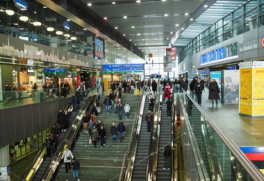 Viyana, Avusturya - 25 Şubat 2024: Viyana Merkez İstasyonu 'ndaki metro trenlerine inin