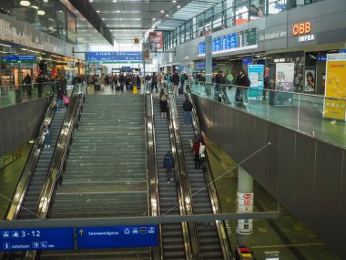 Viyana, Avusturya - 25 Şubat 2024: Viyana Merkez İstasyonu 'ndaki metro trenlerine inin