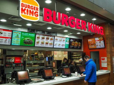 Viyana, Avusturya - 25 Şubat 2024: Fast food restoranı Burger King Viyana Merkez İstasyonu 'nun ana salonunda