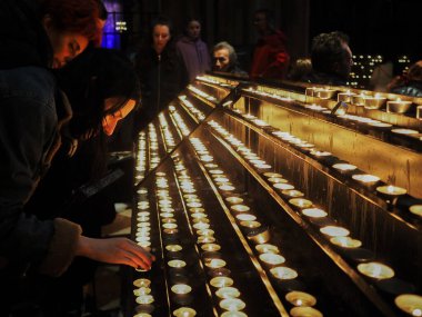 Viyana, Avusturya - 25 Şubat 2024: Müminler St. Stephen Katedrali 'nde cenaze mumları yaktılar. St. Stephen Katedrali Viyana 'daki en önemli dini binadır..