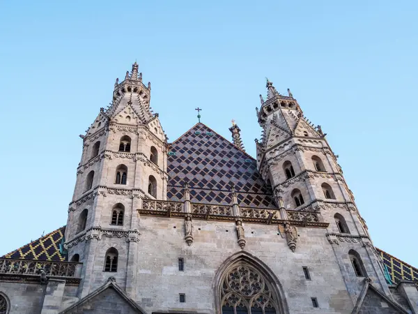 圣斯蒂芬大教堂的天空 圣斯蒂芬大教堂是维也纳最重要的宗教建筑 图库图片
