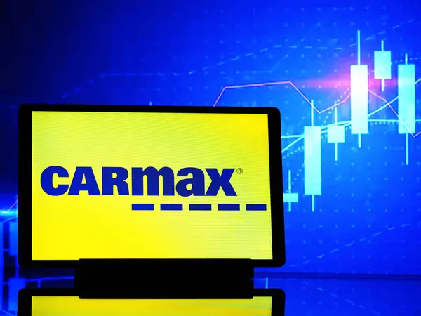 2024年3月31日 在这张照片中 Carmax Inc 的标志被展示在平板电脑上 图库照片