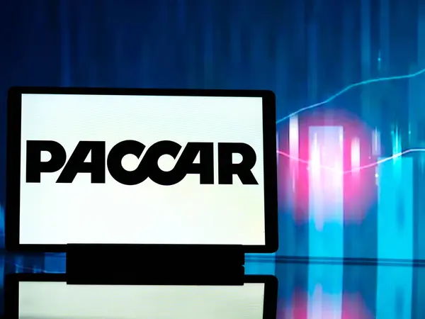 2024年4月2日 在这张照片中 Paccar公司的标志被展示在平板电脑上 免版税图库图片