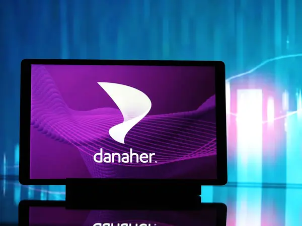 2024년 사진에서 Danaher Corporation 로고가 태블릿에 표시됩니다 스톡 사진