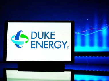 Almanya - 3 Nisan 2024: Bu resimde Duke Energy Corporation logosu bir tablette sergilenmektedir