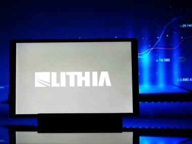 Almanya - 3 Nisan 2024: Bu fotoğraf illüstrasyonunda, Lithia Motors, Inc. logosu bir tablette sergilenmektedir