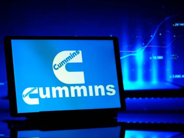 Almanya - 3 Nisan 2024: Bu resimde Cummins Inc. logosu bir tablette sergilenmektedir