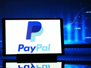 Almanya - 3 Nisan 2024: Bu resimde PayPal Holding, Inc. logosu bir tablette sergileniyor