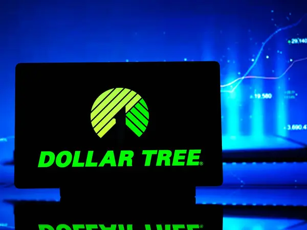 2024년 사진에서 Dollar Tree Inc 로고가 태블릿에 표시됩니다 로열티 프리 스톡 사진