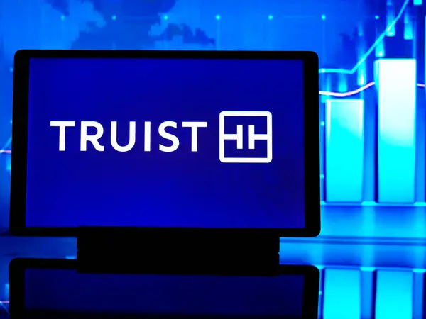 2024년 사진에서 Truist Financial Corporation 로고가 태블릿에 표시됩니다 로열티 프리 스톡 사진