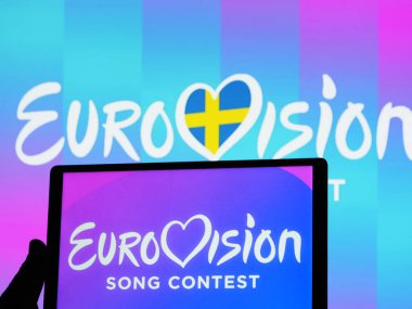 Almanya - 4 Nisan 2024: Bu resimde, 2024 Eurovision Şarkı Yarışması logosu bir tablette sergilenmektedir