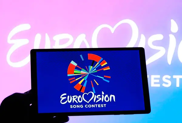 ドイツ 2024 Iin この写真イラスト ユーロビジョンソングコンテスト 2024 タブレットに表示されているロゴ ストックフォト