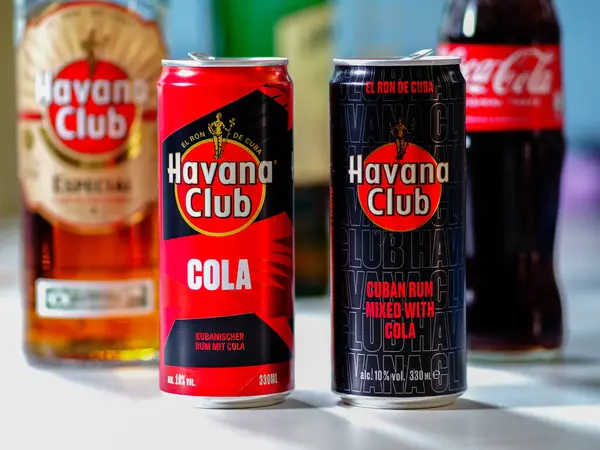 2024年4月5日 在这张照片中 哈瓦那俱乐部的罐头中 可以看到一些现成的饮料陈列在桌上 免版税图库照片
