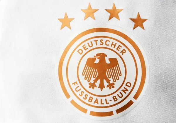 2024年4月20日 在这张图片中 德国国家足球队的标志被展示在运动服上 图库图片