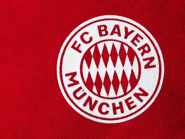 Almanya - 20 Nisan 2024: Bu resimde FC Bayern Münih logosu bir spor giyim mağazasında sergilenmektedir