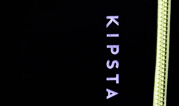 2024년 20일 사진에서 Kipsta 로고가 스포츠웨어에 표시됩니다 Kipsta 브랜드는 이상의 로열티 프리 스톡 사진
