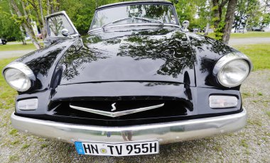 Siyah 1955 Studebaker Başkanı. Studebaker Başkanı, Studebaker Corporation tarafından üretilen ilk otomobil modelidir. - Geleneksel bir Amerikan yaşlılar sergisi Pullman City eğlence merkezinde çalışmaya başladı.