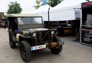 Willys MB (Willys), İkinci Dünya Savaşı 'ndan kalma bir off-road aracı. Seri üretim 1941 yılında Willys-Overland Motor ve Ford fabrikalarında başladı. - Geleneksel bir Amerikan yaşlılar sergisi Pullman City 'de çalışmaya başladı.