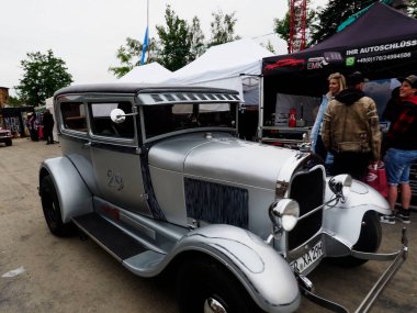 Ford Model A (1929), 1927-1931 yılları arasında Ford Motor Company tarafından üretilen otomobil modelidir. Şirketin üretiminde A indeksi olan ikinci model. Geleneksel olarak, araba siyaha boyandı. - Geleneksel bir Amerikan yaşlılar sergisi başladı.