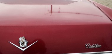 1963 Cadillac Deville kapağı. Cadillac DeVille, Cadillac tarafından sekiz nesildir kullanılan model bir isimdir. İlk olarak 1949 Cadillac Serisi 62 'nin süsleme seviyesini belirlemek ve daha sonra markanın diziliminde farklı bir model belirlemek için kullanıldı..
