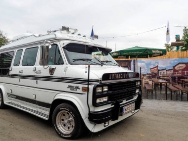 Chevrolet Chevy VAN G20, 1975. Chevrolet Van ve GMC G, General Motors tarafından 1964-1996 yılları arasında üretilen hafif ticari taşıma araçlarıdır. - Geleneksel bir Amerikan yaşlılar sergisi Pullman City 'nin eğlence sektöründe çalışmaya başladı.