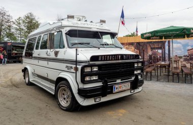 Chevrolet Chevy VAN G20, 1975. Chevrolet Van ve GMC G, General Motors tarafından 1964-1996 yılları arasında üretilen hafif ticari taşıma araçlarıdır. - Geleneksel bir Amerikan yaşlılar sergisi Pullman City 'nin eğlence sektöründe çalışmaya başladı.