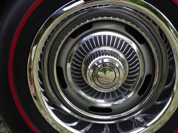 1955 Президент Студіакера Переднє Колесо Президент Studebaker Був Головною Автомобільною Ліцензійні Стокові Зображення