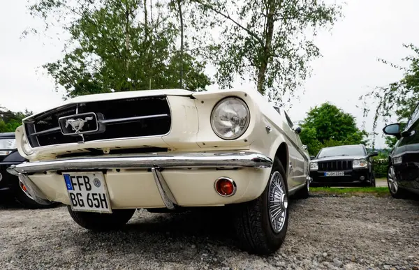 1965 Ford Mustang Den Första Produktionen Mustang Rullade Löpande Bandet Stockbild