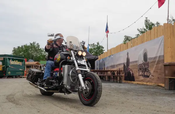 Homem Monta Uma Moto Harley Davidson Harley Davidson Motor Company Fotos De Bancos De Imagens Sem Royalties