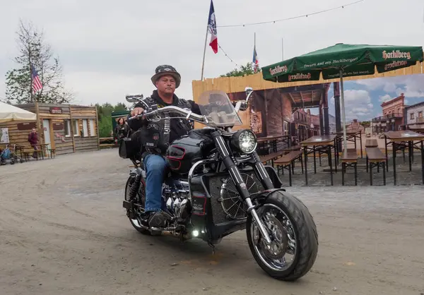 Homem Monta Uma Moto Harley Davidson Harley Davidson Motor Company Fotos De Bancos De Imagens