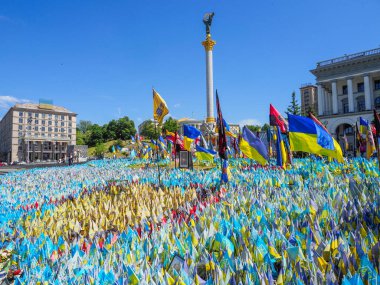 Kyiv, Ukrayna - 17 Mayıs 2024: Kyiv 'deki Bağımsızlık Meydanı çimenliğine Rus saldırısına karşı savaşta ölenlerin isimlerinin yazılı olduğu yüzlerce bayrak dikildi. 