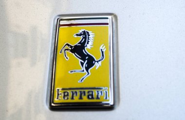 Prag, Çek Cumhuriyeti - 10 Mayıs 2024: Beyaz bir arabanın çamurluğunda Ferrari amblemi