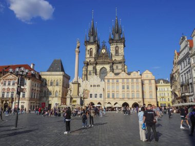 Prag, Çek Cumhuriyeti - 10 Mayıs 2024: Çek Cumhuriyeti 'nin ulusal kültür anıtı, Tyn' den önceki Bakire Meryem Tapınağı, Prag 'ın Eski Şehir Meydanı' nın baskın özelliğidir..