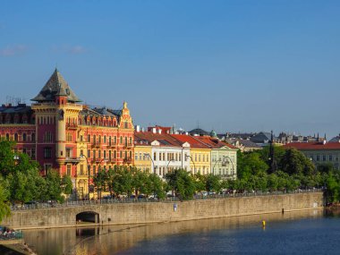 Prag, Çek Cumhuriyeti - 10 Mayıs 2024: Charles Köprüsü 'nden Vltava Nehri setinin manzarası.