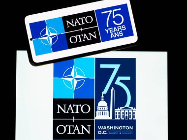 Ukrayna - 31 Mayıs. 2024: Bu resimde NATO 'nun 75. yıldönümü Summit Corporation logosu bir akıllı telefonda sergileniyor