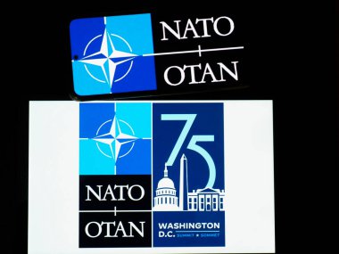 Ukrayna - 31 Mayıs. 2024: Bu resimde NATO 'nun 75. yıldönümü Summit Corporation logosu bir akıllı telefonda sergileniyor